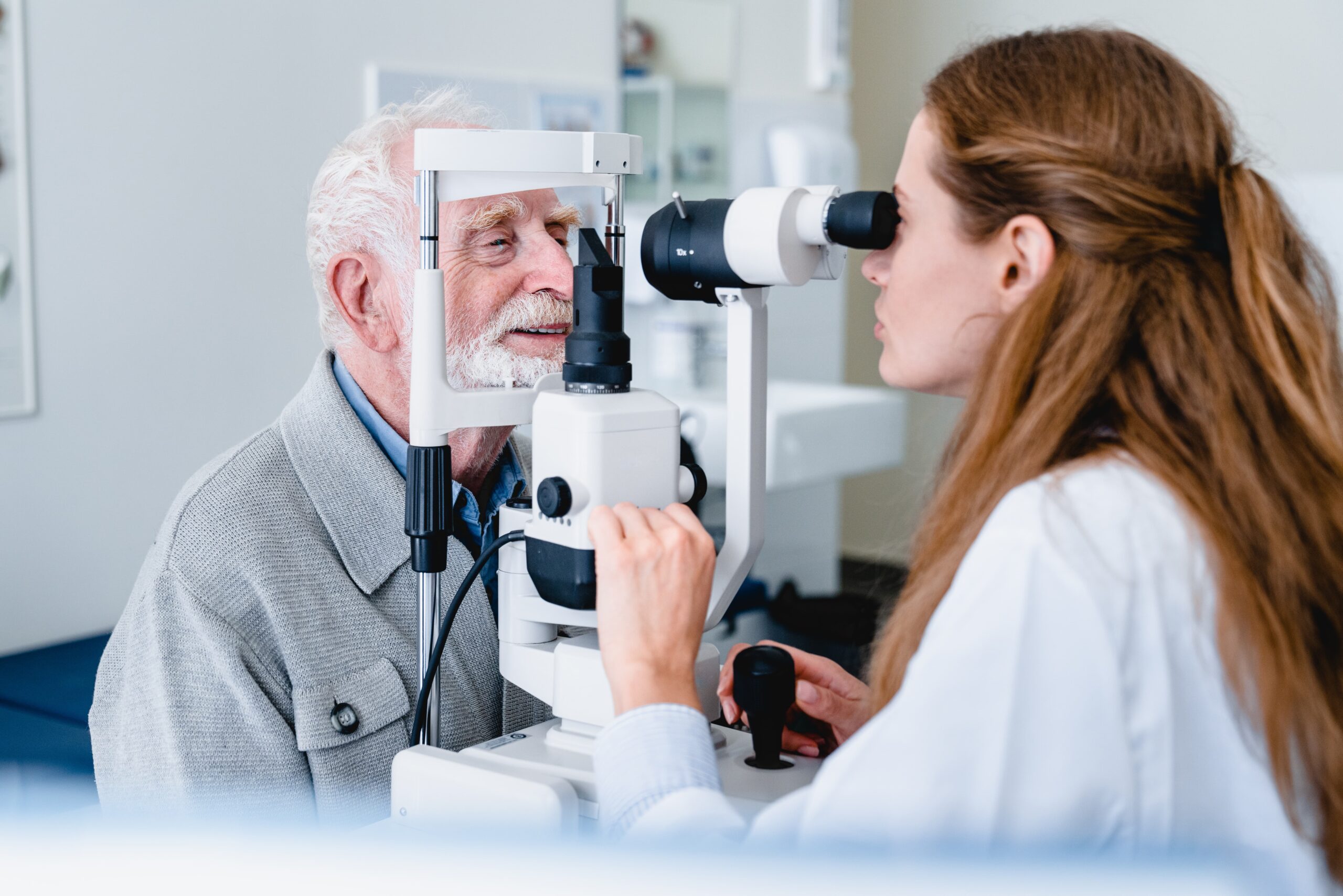 Stariji muškarac na pregledu kod oftalmologa